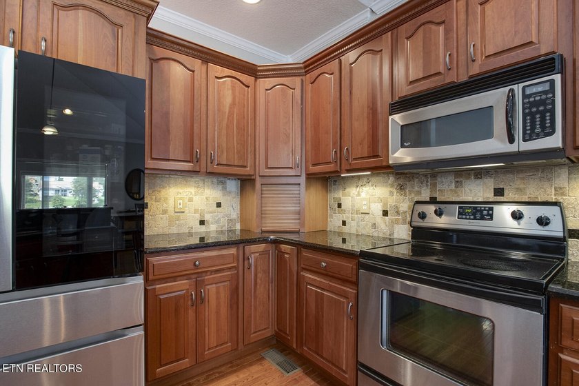 Welcome to 424 Wewoka Circle -- a stunning golf-front home - photo 18