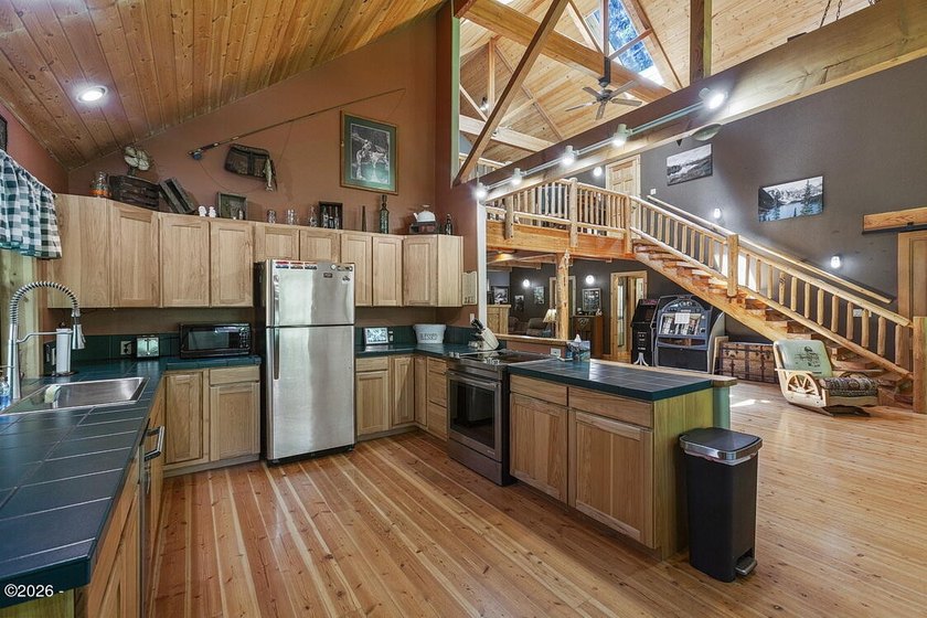 Exceptional 16.71-Acre Riverfront Retreat with spectacular 100+ - photo 5