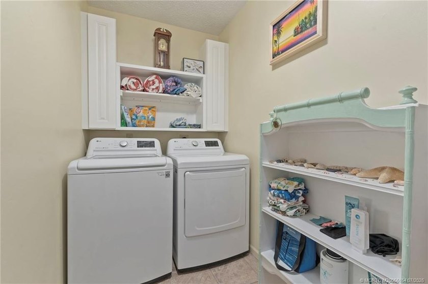 Beautiful 3-bedroom, 2-bath, 2-car garage POOL home in desirable - photo 32