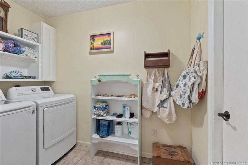 Beautiful 3-bedroom, 2-bath, 2-car garage POOL home in desirable - photo 33