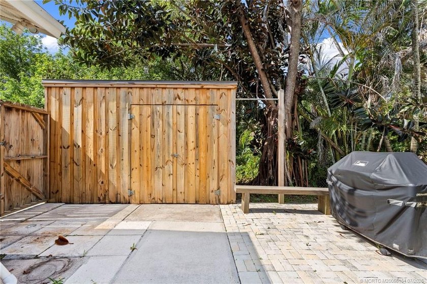 Beautiful 3-bedroom, 2-bath, 2-car garage POOL home in desirable - photo 37