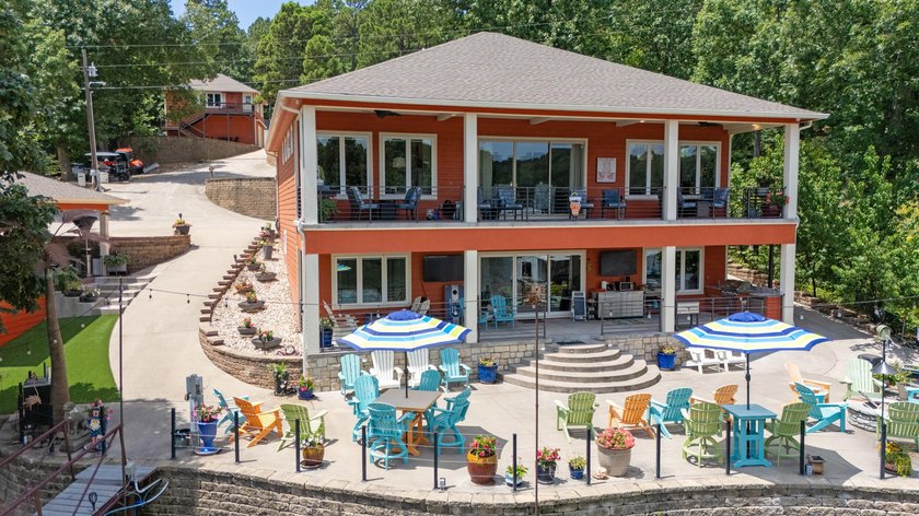 LUXURY WATERFRONT ESTATE Gated Entry, Custom Built Main + Guest - photo 2