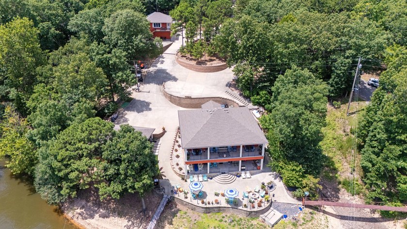 LUXURY WATERFRONT ESTATE Gated Entry, Custom Built Main + Guest - photo 8