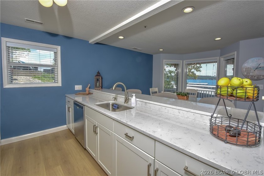 Beautiful condo with very tasteful style and colors! The unit - photo 13