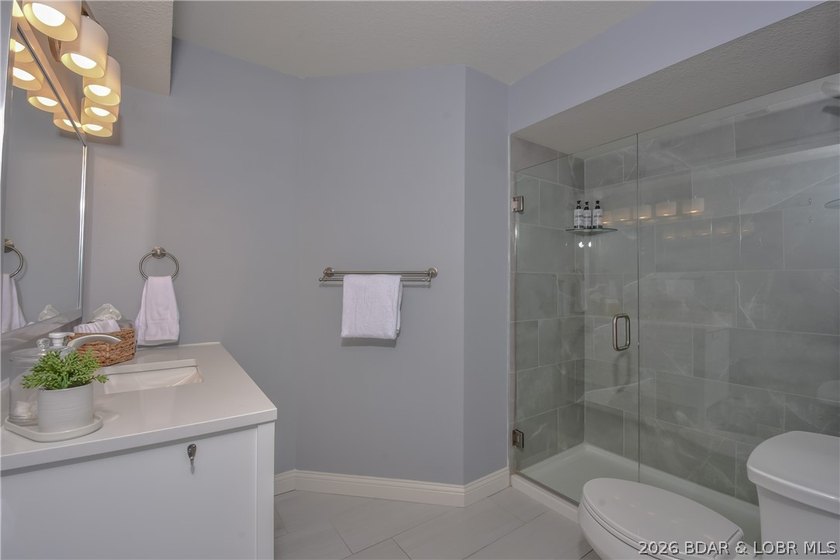 Beautiful condo with very tasteful style and colors! The unit - photo 17