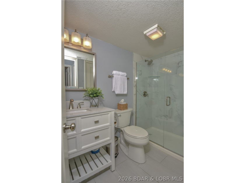 Beautiful condo with very tasteful style and colors! The unit - photo 28