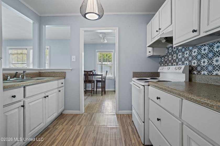 This cute Pascagoula cottage is close to the beach, parks, and - photo 15