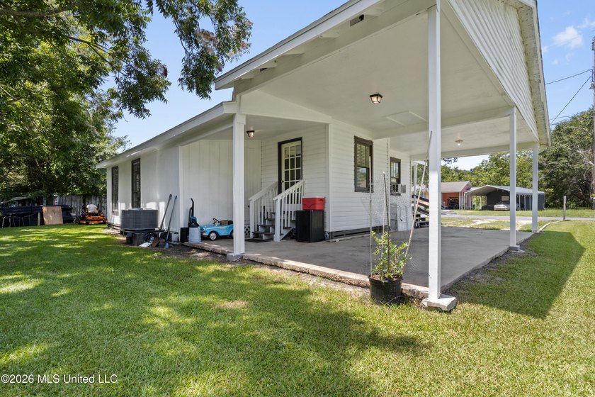 This cute Pascagoula cottage is close to the beach, parks, and - photo 20