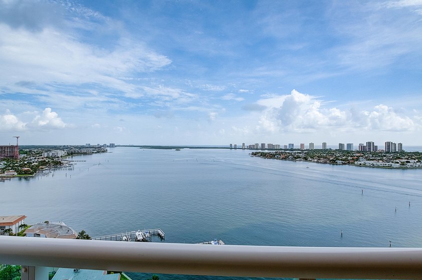Desirable 14th-floor 3BR/3.5BA residence with expansive ocean - photo 3