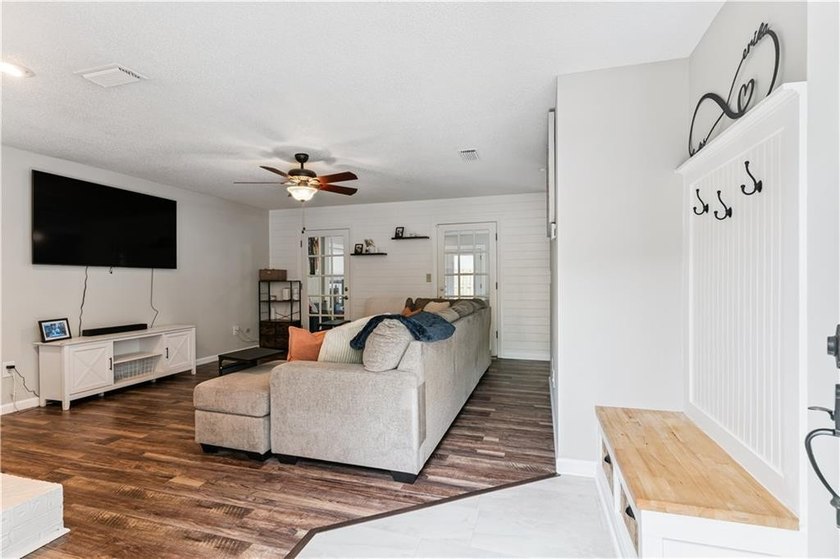 Welcome to 100 Millers Trace, a beautifully maintained 3-bedroom - photo 3