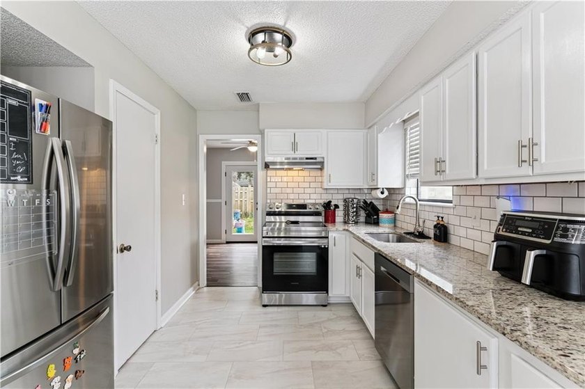 Welcome to 100 Millers Trace, a beautifully maintained 3-bedroom - photo 8