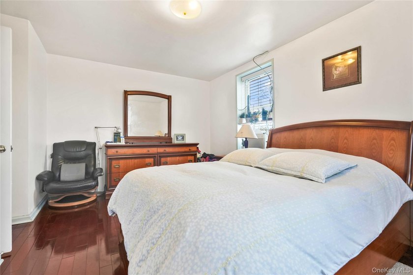 Beautifully renovated top-floor one-bedroom co-op in the heart - photo 11