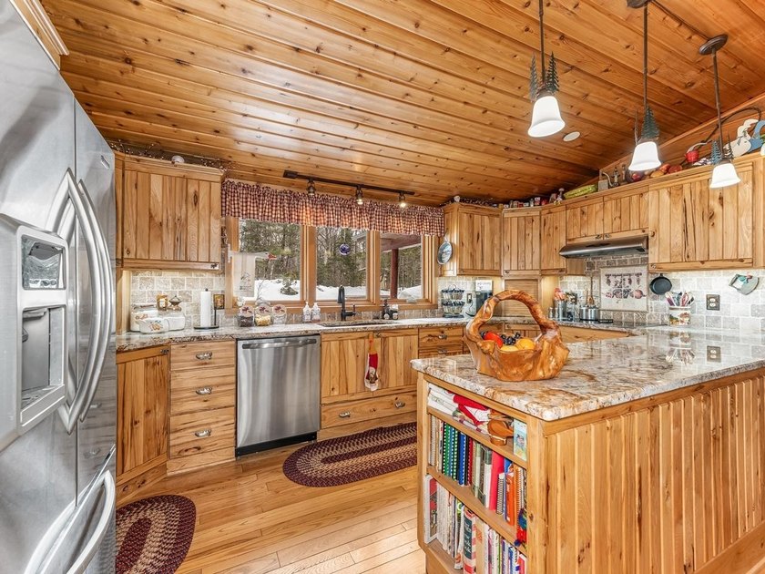 Welcome to the heart of the Northwoods! Beautiful 3bedroom - photo 17