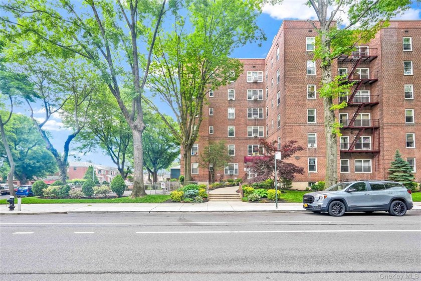 Beautifully renovated top-floor one-bedroom co-op in the heart - photo 17