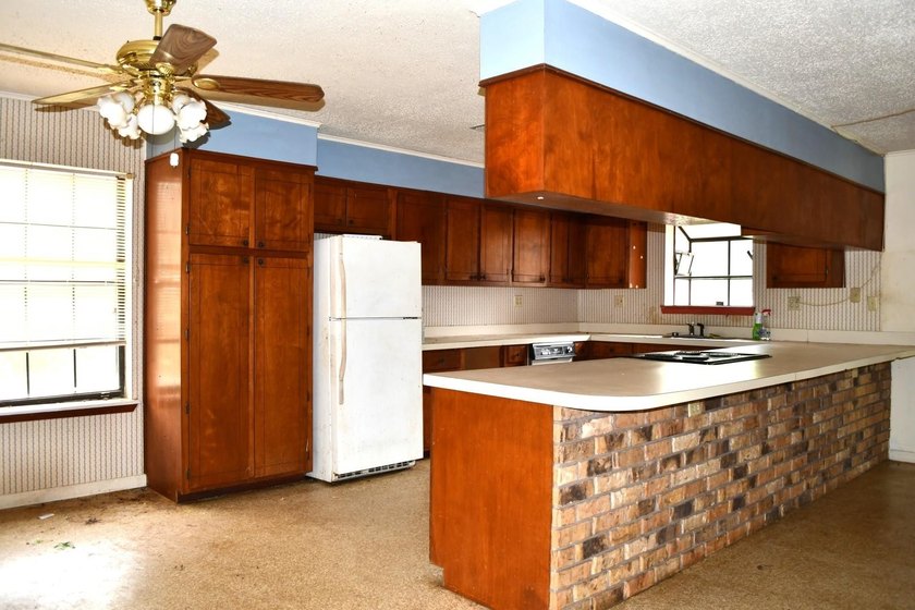 Great investor or first time owner home. Huge front yard to play - photo 4