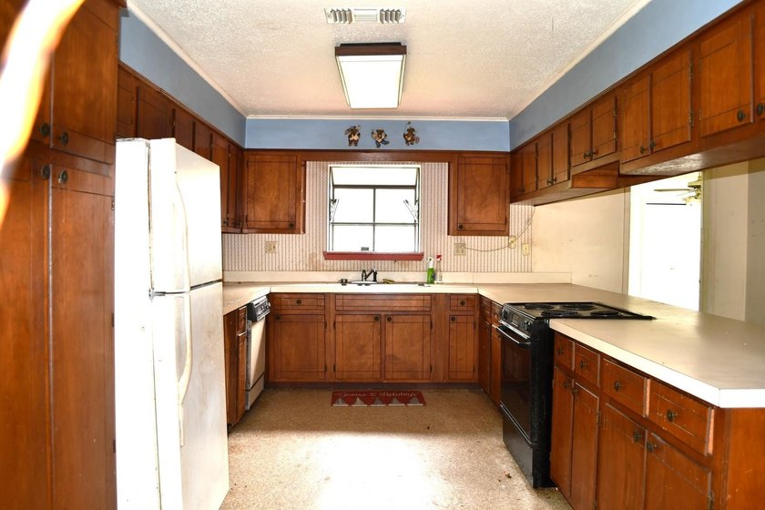 Great investor or first time owner home. Huge front yard to play - photo 5