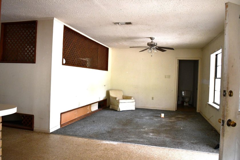Great investor or first time owner home. Huge front yard to play - photo 6