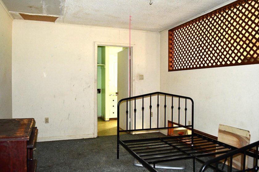 Great investor or first time owner home. Huge front yard to play - photo 7