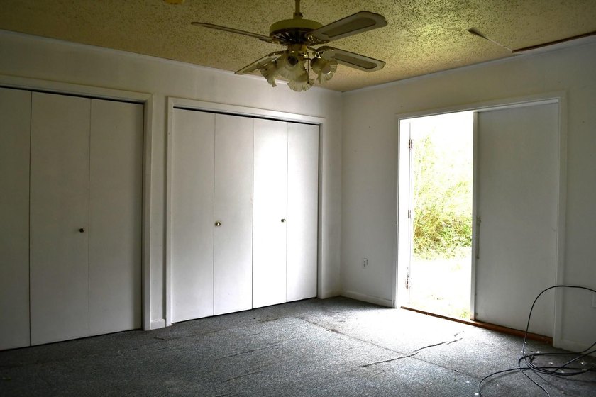 Great investor or first time owner home. Huge front yard to play - photo 8