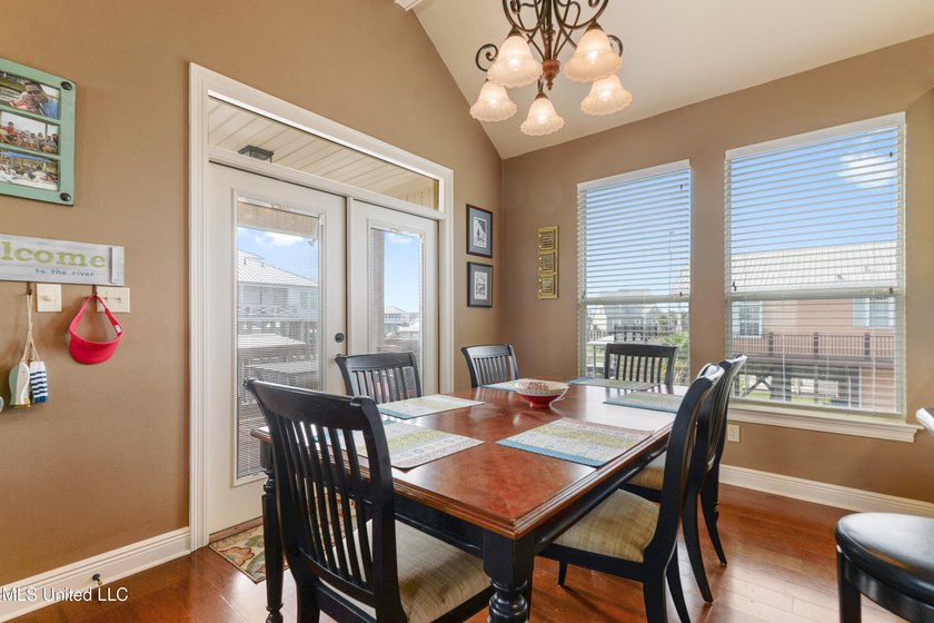 Spectacular home on a highly sought after street in Riverview - photo 12