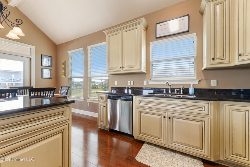 Spectacular home on a highly sought after street in Riverview - photo 14
