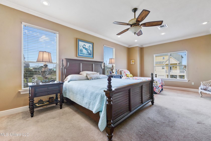Spectacular home on a highly sought after street in Riverview - photo 15