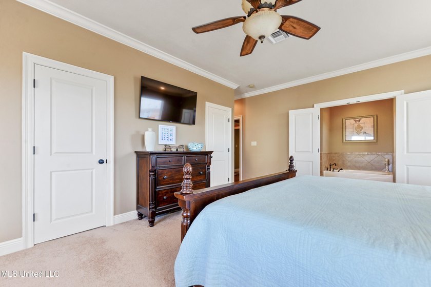 Spectacular home on a highly sought after street in Riverview - photo 16