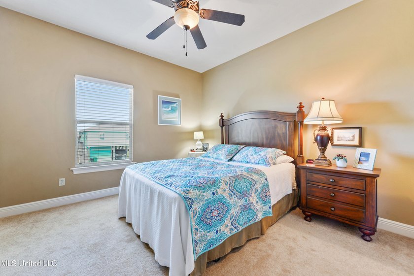 Spectacular home on a highly sought after street in Riverview - photo 20