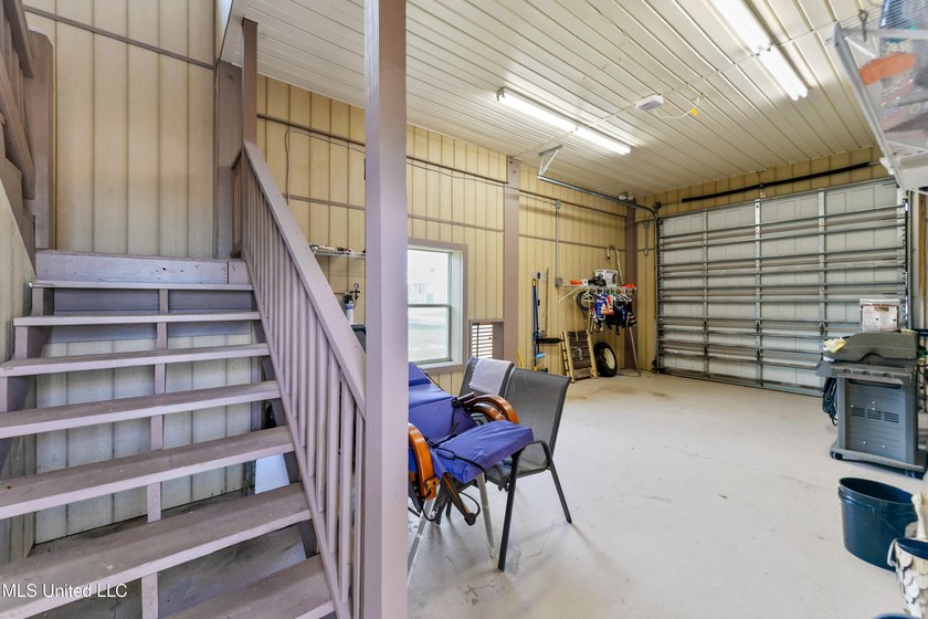 Spectacular home on a highly sought after street in Riverview - photo 26