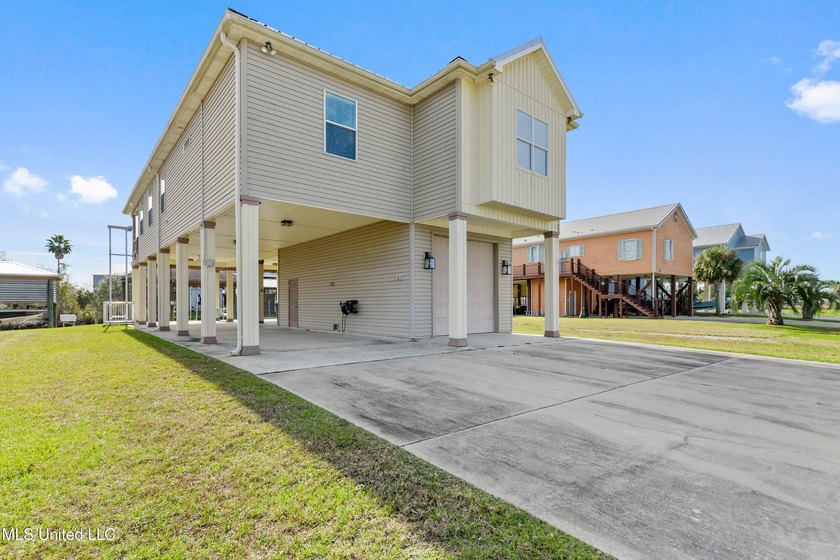 Spectacular home on a highly sought after street in Riverview - photo 27