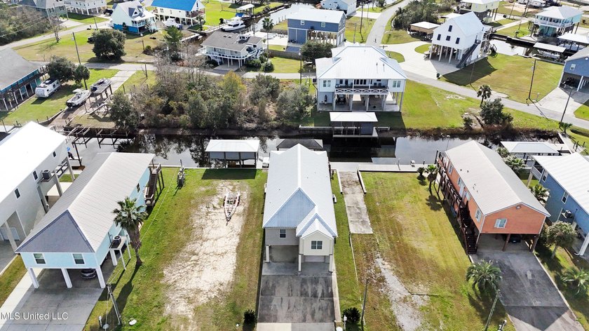 Spectacular home on a highly sought after street in Riverview - photo 28