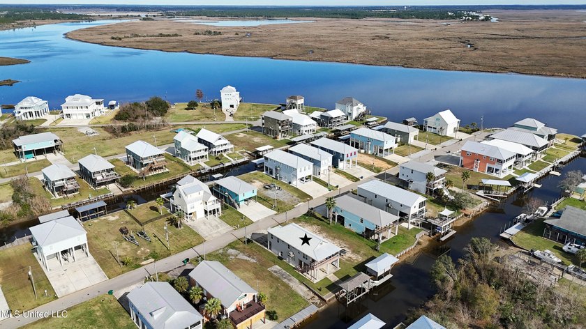 Spectacular home on a highly sought after street in Riverview - photo 33