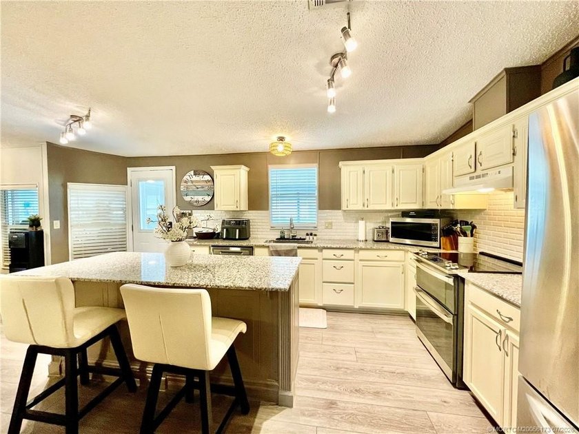 Beautiful RARE 3 BEDROOM home. 1792 SqFt. Gorgeously remodeled! - photo 11