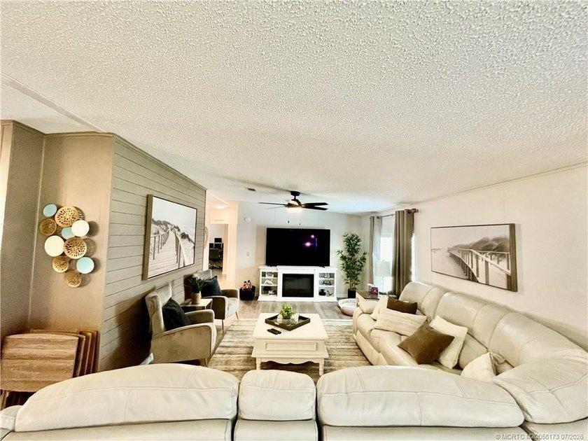 Beautiful RARE 3 BEDROOM home. 1792 SqFt. Gorgeously remodeled! - photo 16