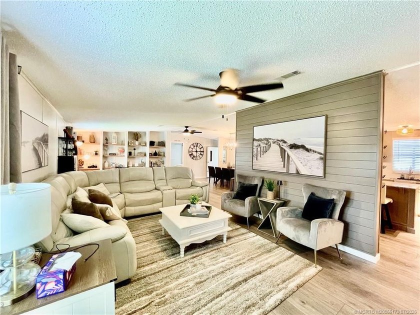 Beautiful RARE 3 BEDROOM home. 1792 SqFt. Gorgeously remodeled! - photo 19