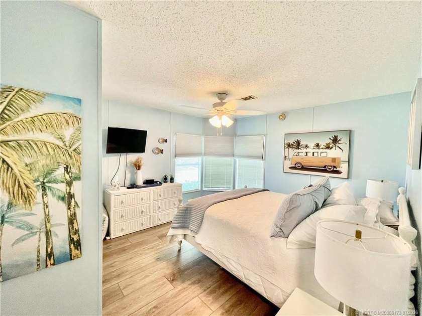 Beautiful RARE 3 BEDROOM home. 1792 SqFt. Gorgeously remodeled! - photo 24