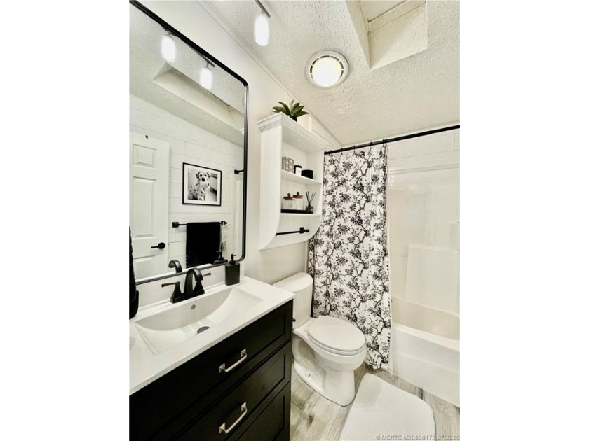 Beautiful RARE 3 BEDROOM home. 1792 SqFt. Gorgeously remodeled! - photo 27