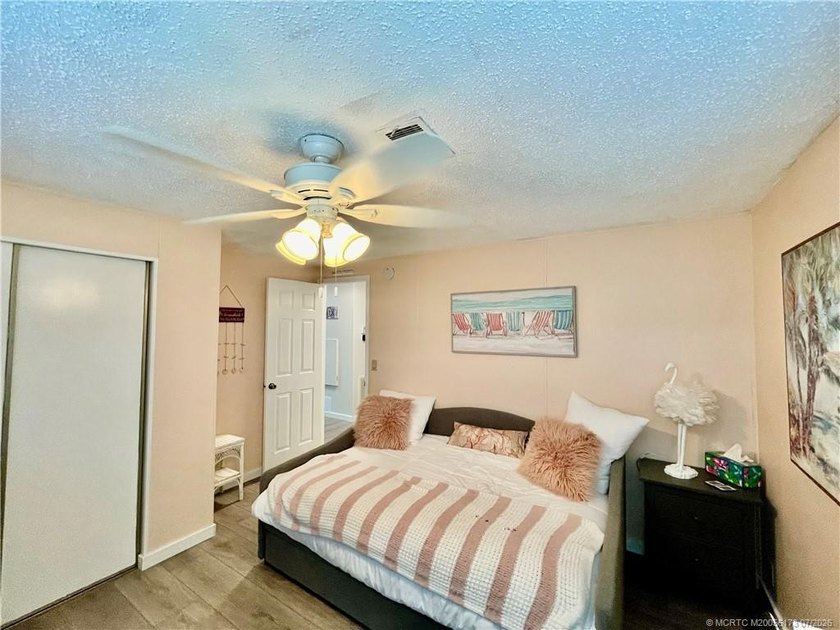 Beautiful RARE 3 BEDROOM home. 1792 SqFt. Gorgeously remodeled! - photo 30