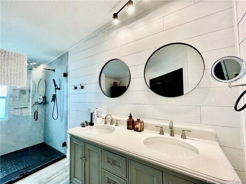 Beautiful RARE 3 BEDROOM home. 1792 SqFt. Gorgeously remodeled! - photo 34