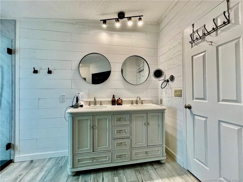 Beautiful RARE 3 BEDROOM home. 1792 SqFt. Gorgeously remodeled! - photo 37