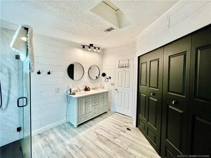 Beautiful RARE 3 BEDROOM home. 1792 SqFt. Gorgeously remodeled! - photo 39