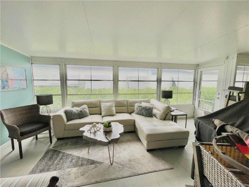 Beautiful RARE 3 BEDROOM home. 1792 SqFt. Gorgeously remodeled! - photo 41