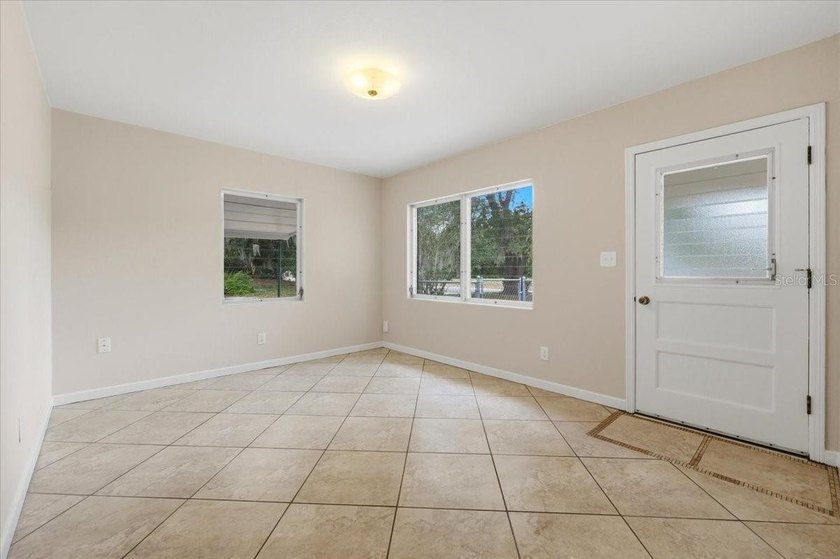 Beautifully updated 2-bedroom bungalow offering classic charm - photo 3