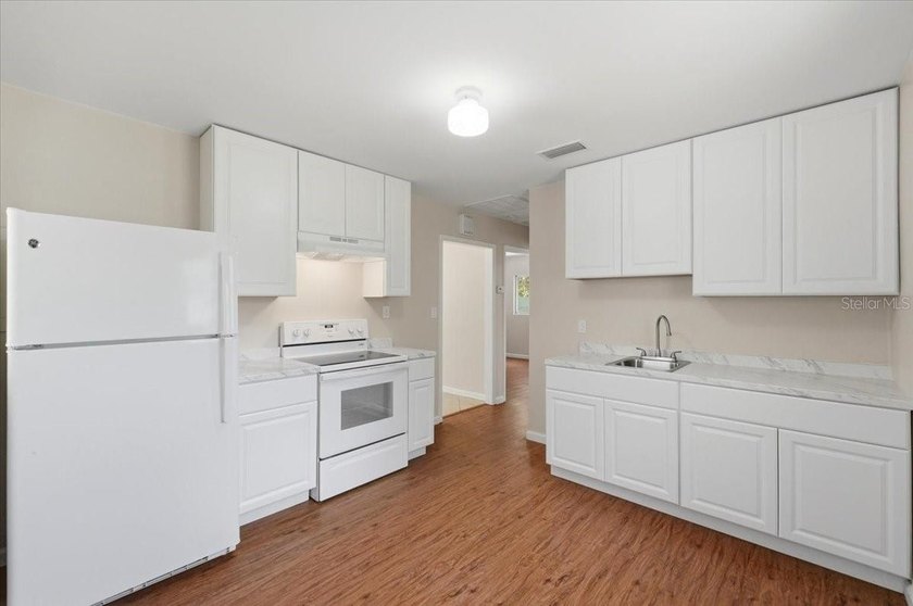 Beautifully updated 2-bedroom bungalow offering classic charm - photo 6