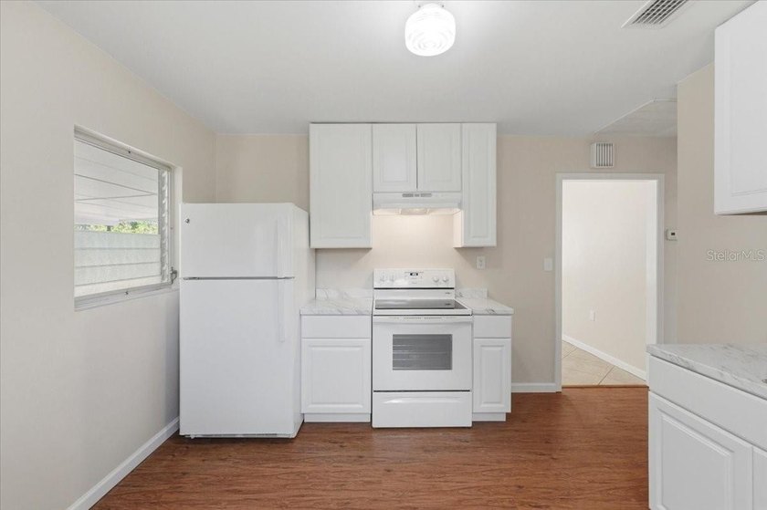 Beautifully updated 2-bedroom bungalow offering classic charm - photo 7