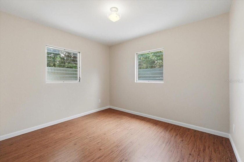 Beautifully updated 2-bedroom bungalow offering classic charm - photo 10