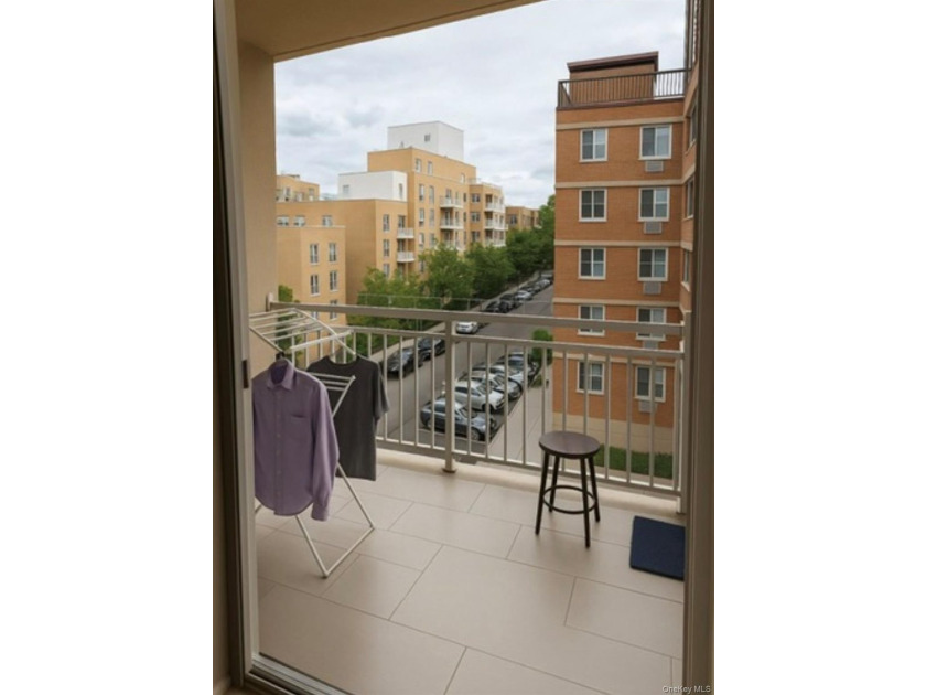 Welcome to this elevator condo features open kitchen concept - photo 3