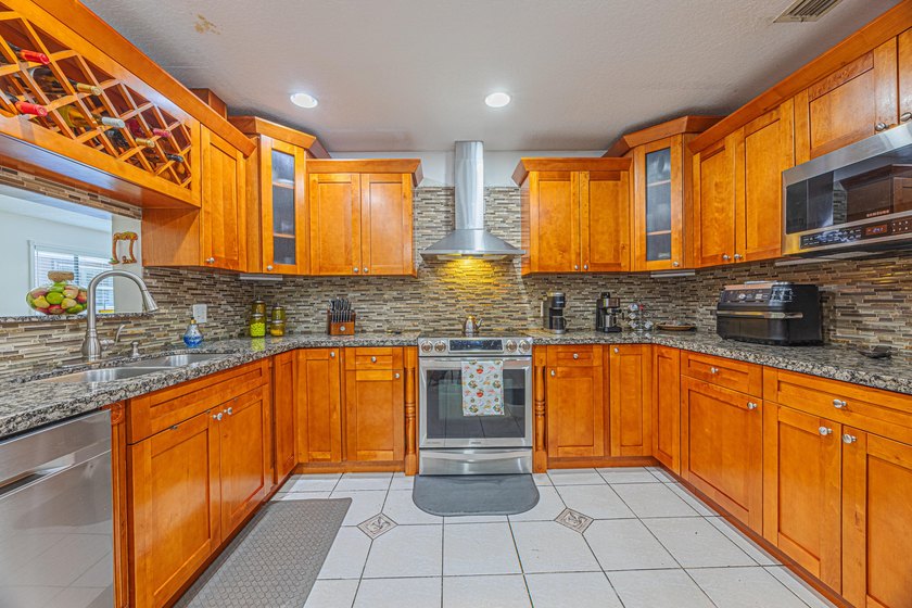 Country Living at its finest- Large, well appointed home located - photo 5