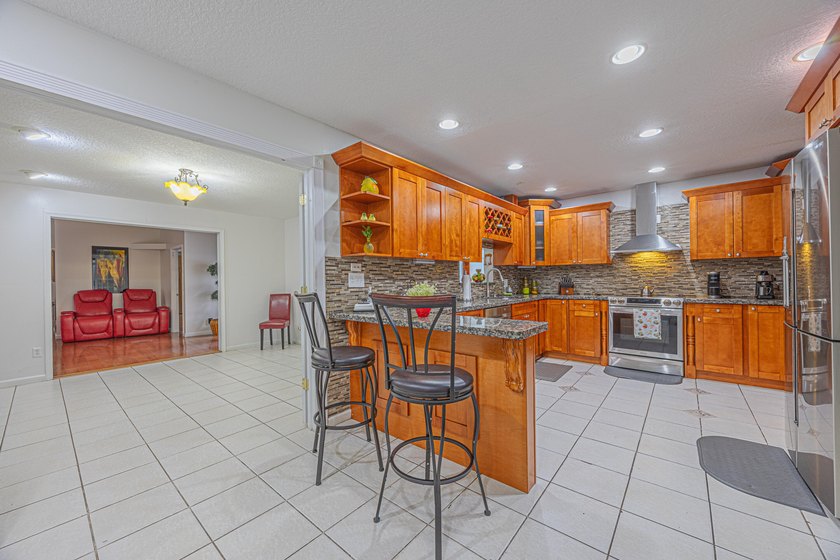 Country Living at its finest- Large, well appointed home located - photo 8