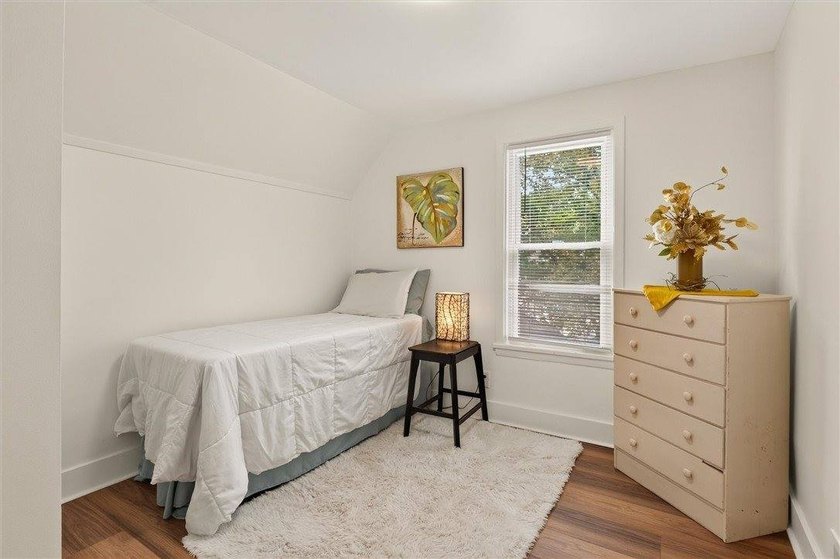 Stunning remodeled home, move right in and enjoy having all of - photo 25